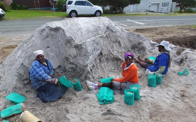 Fltr: Victoria Meahlwana, Lucia Witbooi, Selina Saalman Fltr: Victoria Meahlwana, Lucia Witbooi, Selina Saalman